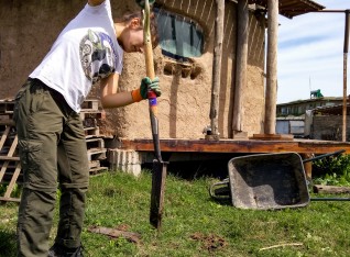 Joana preparing the grass for the living ceiling