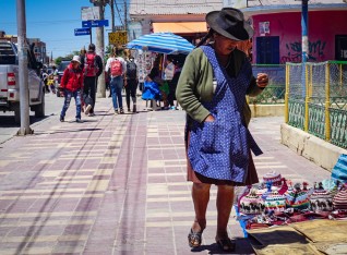 Street vendor lady at Uyuni