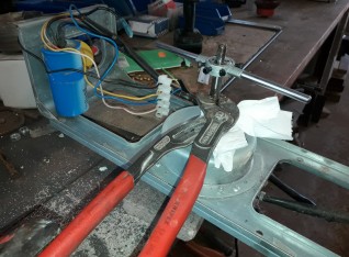 Making a thread on the axel of the motor 