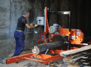 Friend Folkert is operating the sawmill